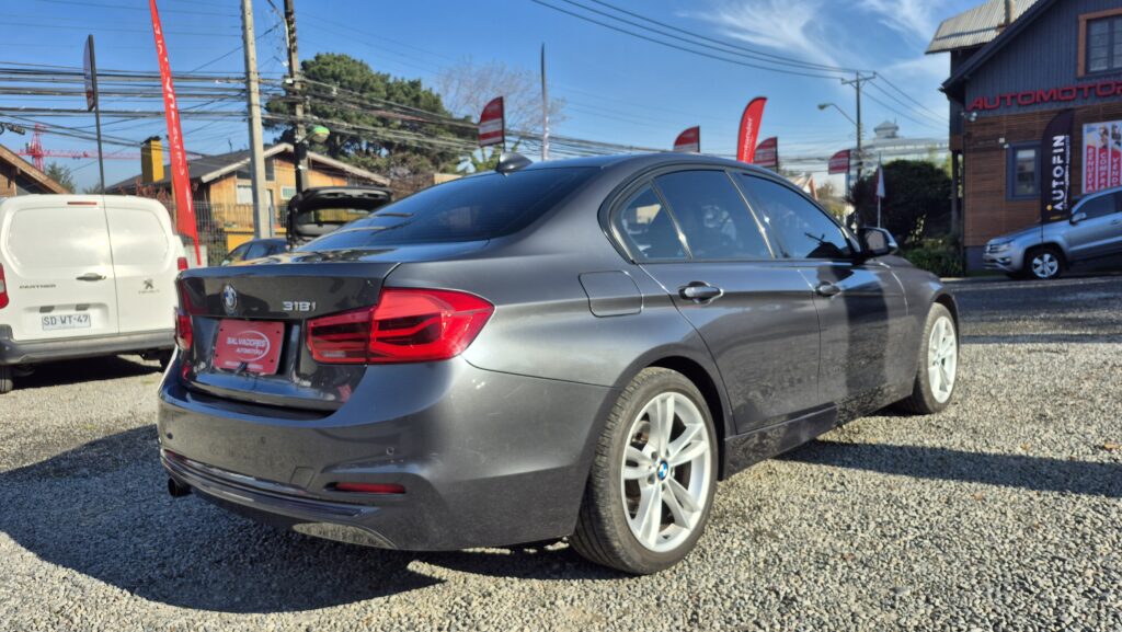 BMW 318 Sport 1.5 Aut — foto 5 de 17