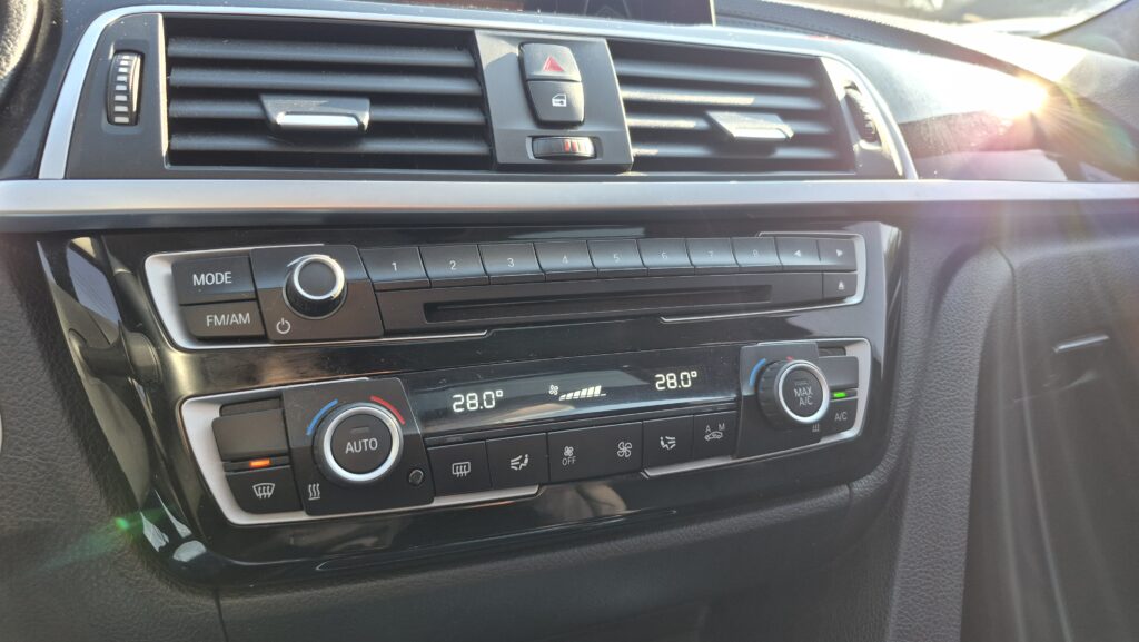 BMW 318 Sport 1.5 Aut — foto 11 de 17