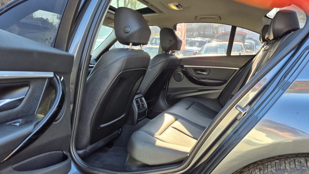 BMW 318 Sport 1.5 Aut — foto 13 de 17