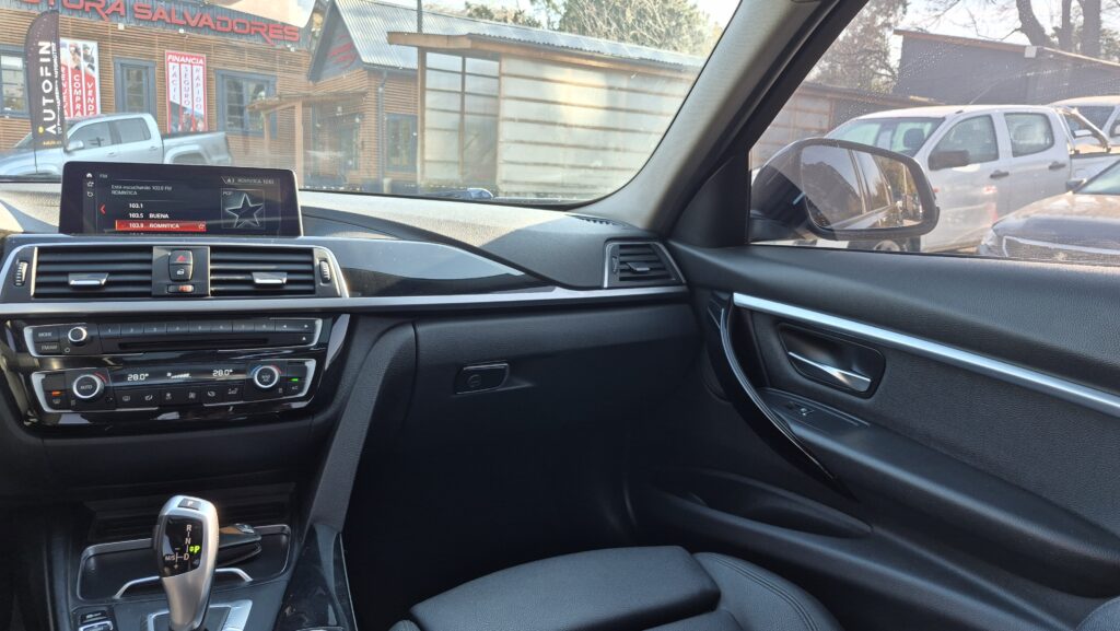 BMW 318 Sport 1.5 Aut — foto 14 de 17