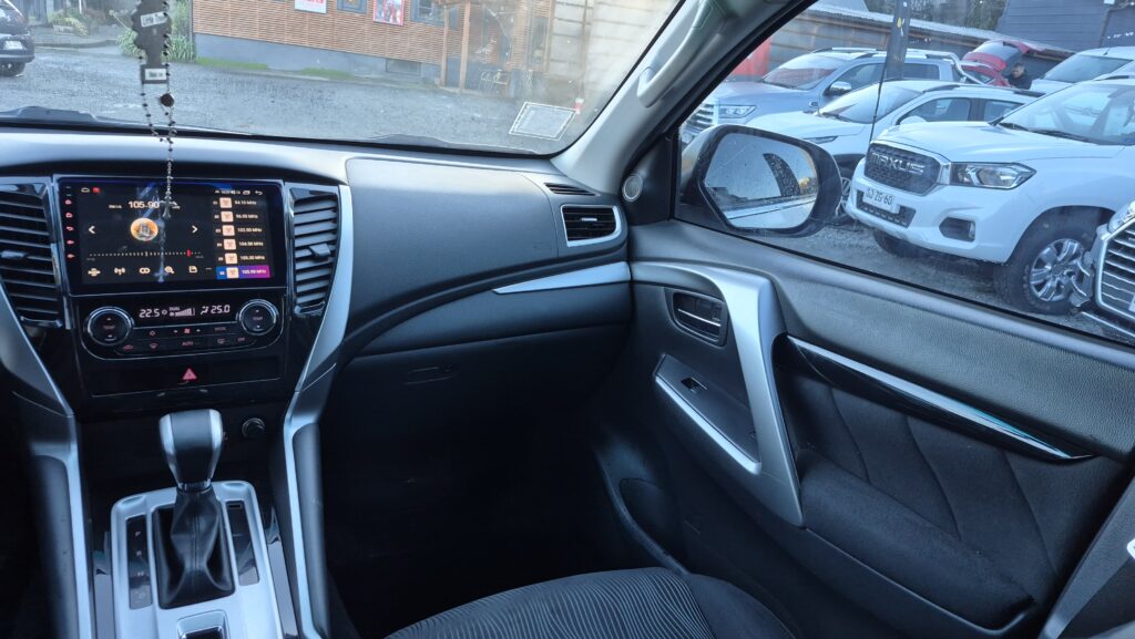 Mitsubishi Montero Sport — foto 15 de 18