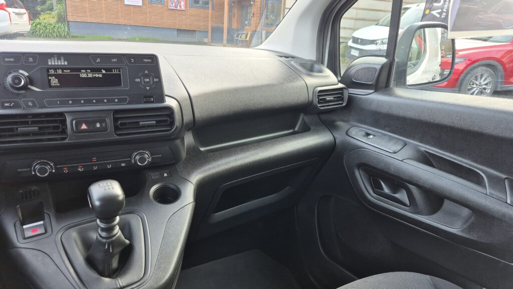 Peugeot Partner 1.5 L1 — foto 12 de 13