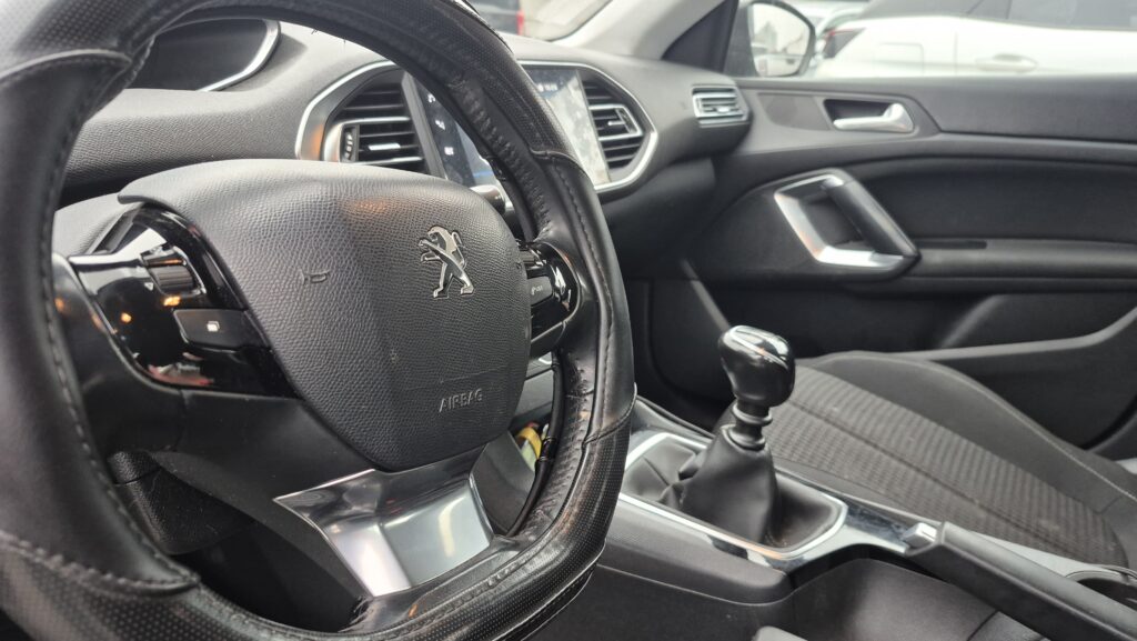 Peugeot 308 1.5Hdi — foto 7 de 17
