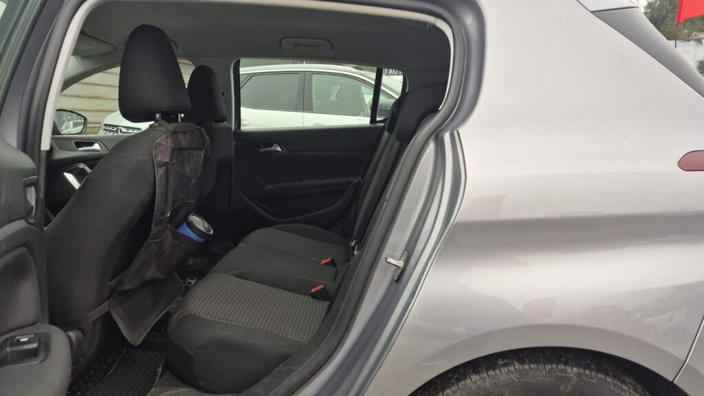 Peugeot 308 1.5Hdi — foto 13 de 17