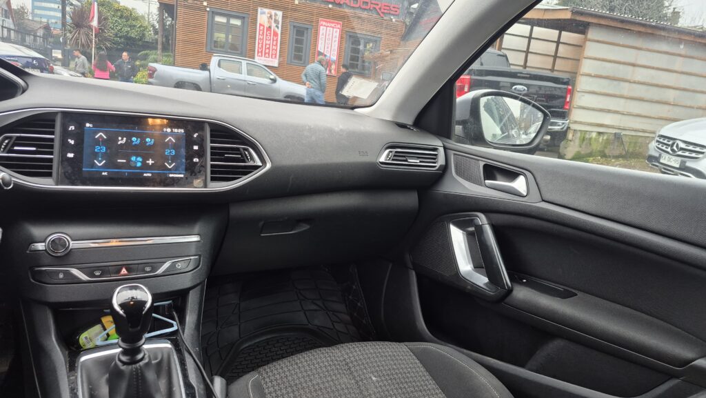 Peugeot 308 1.5Hdi — foto 14 de 17