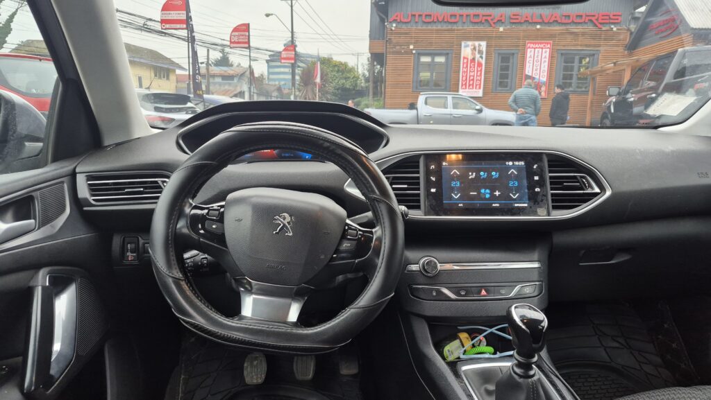 Peugeot 308 1.5Hdi — foto 15 de 17