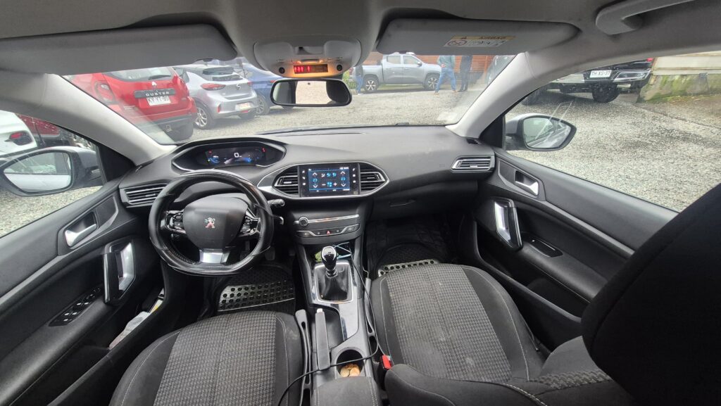 Peugeot 308 1.5Hdi — foto 16 de 17
