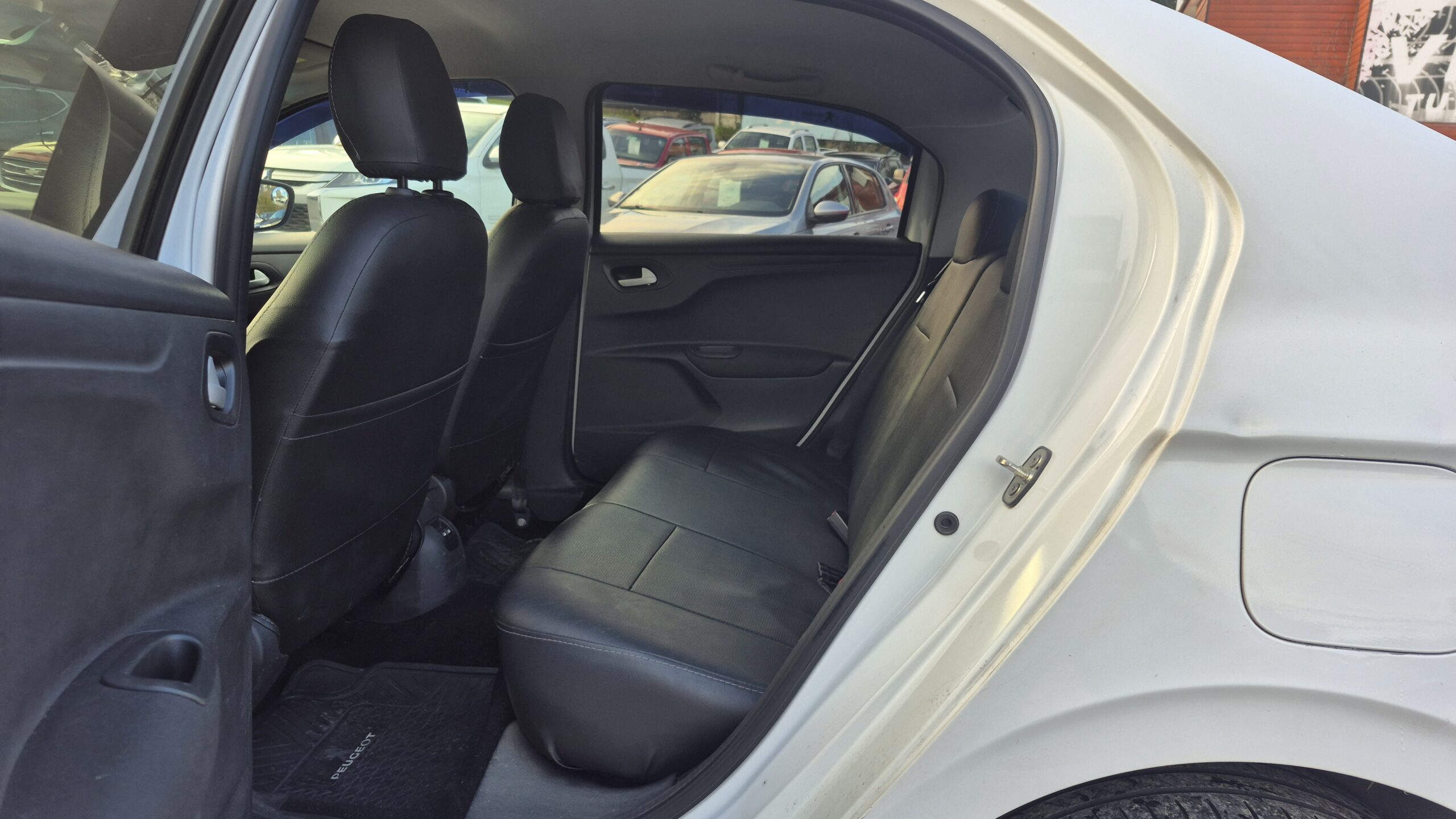 Peugeot 301 1.6 Hdi — foto 12 de 16
