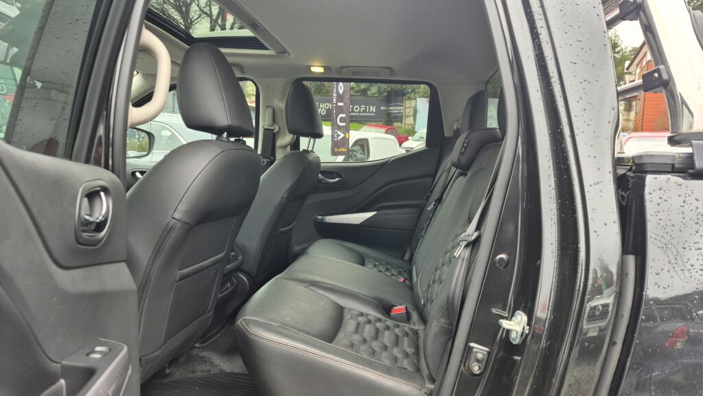 Nissan Navara 2.3 Platinum — foto 13 de 17
